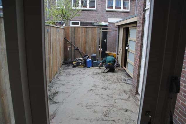 uitgraven grond 20 cm, maken zandbed 10/15 cm aantrillen verdichten wit zand met trilplaat in utrecht brahmstraat hovenier kleine tuin